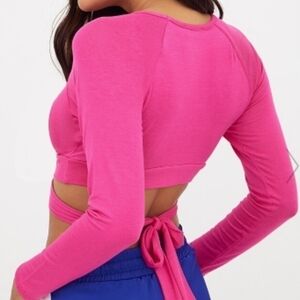 𝅺NWT- PrettyLittle Thing- Long Sleeve Crop Top